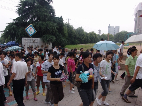 参加中考的考生下午看考场 --中安在线-枞阳在