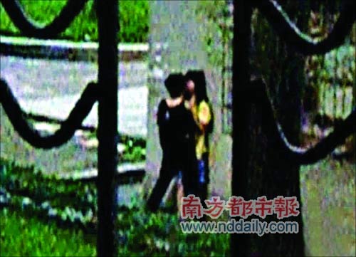 网上流传高中女生当街接吻视频