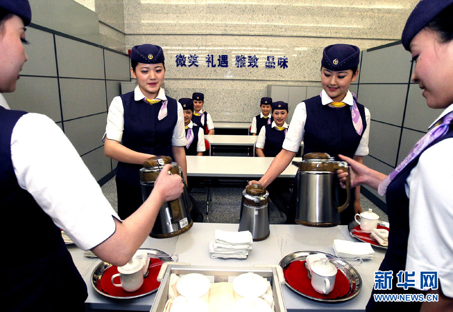 <em>京沪高铁乘务员</em>全新亮相