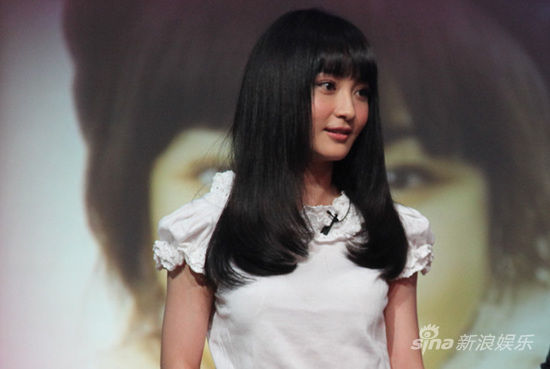 姚笛做客《非常静距离》 上演看我72变(图)