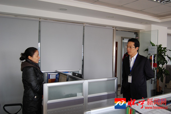 刘会平向公司管理人员了解市场开发情况