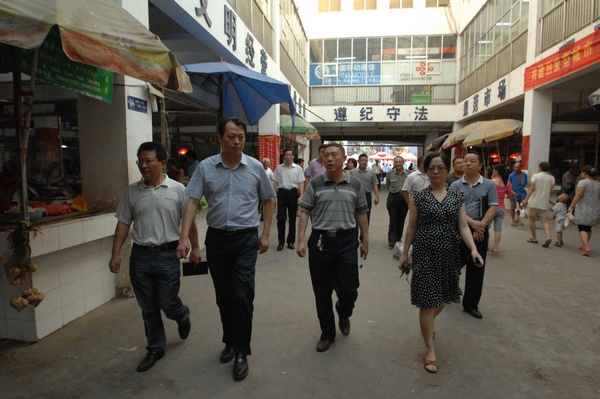 管委会领导带队督查文明创建及海恒步行街整治