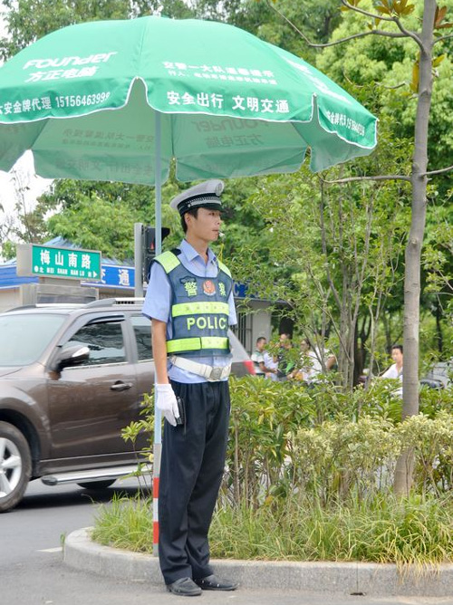 文明劝导感触深 市民热心为交警送去遮阳伞