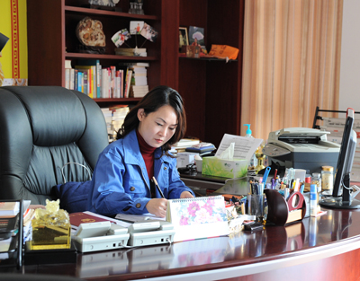 初见夏玉洁,她正深入车间生产一线与技术人员