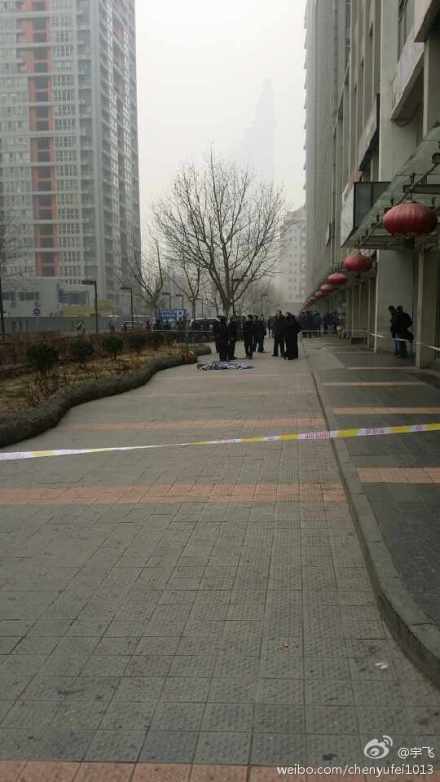 北京大望路soho现代城一名20多岁女子跳楼身