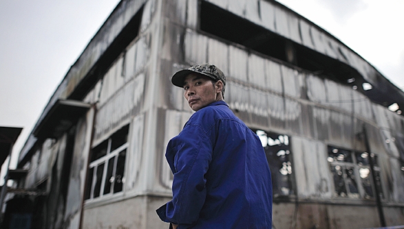 我是一名员工,入厂时签合同自己办理暂住证等