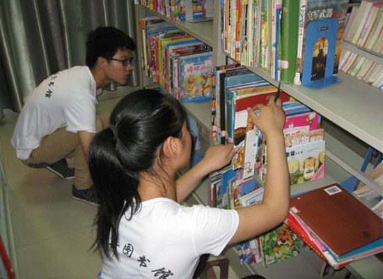 2000年人均工资_志愿者年人均服务时间(3)