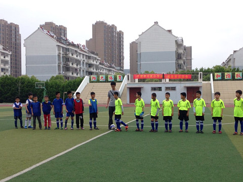 习友小学足球队与淮北圣大足球俱乐部开展交流