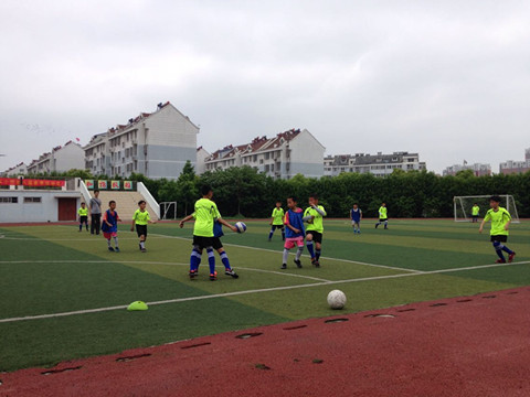 习友小学足球队与淮北圣大足球俱乐部开展交流