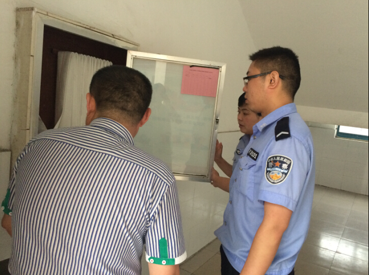 锦绣派出所干警冒雨莅临锦小检查和指导消防治