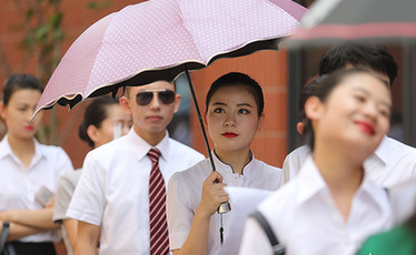 战高温迎烤验 沪千名<em>俊男靓女</em>应聘空乘