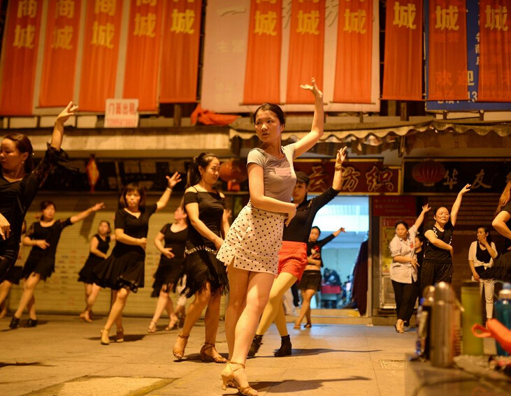 武汉数百名 女老板隔街  斗舞  声势浩大 - 追寻网