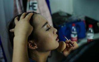 湖北 超模大赛拒绝整容 脸 化妆间一探选手真容