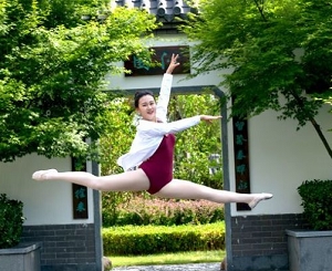 舞蹈 女生 穿 旗袍拍毕业照  一字马 秀舞姿