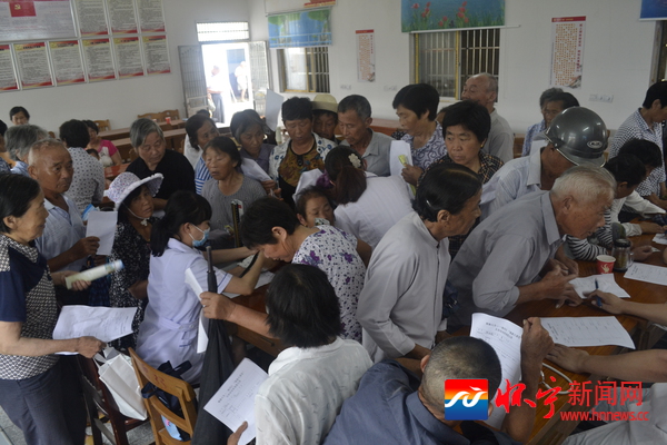 县医院第二批健康扶贫专家组义诊活动结束 - 怀