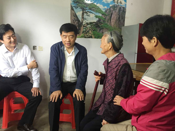 孙云飞看望慰问老党员和困难党员