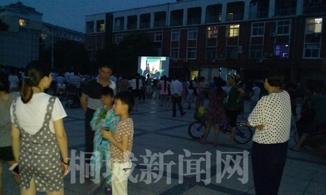 市电影公司送电影到双港安置点-桐城新闻网