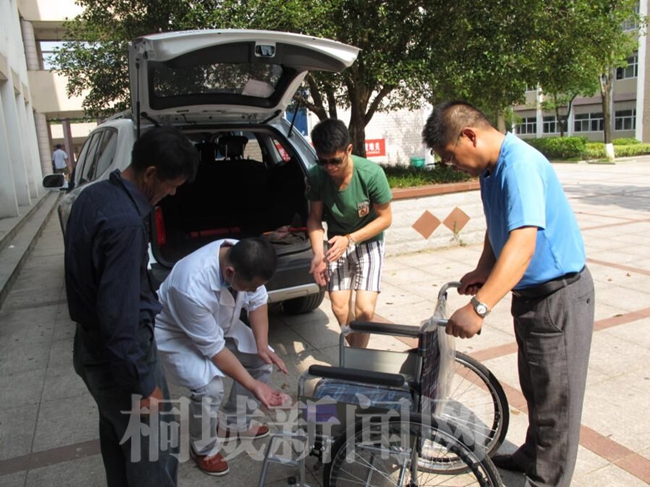 市残联向受灾安置点赠送轮椅-桐城新闻网