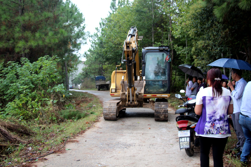 上海钫铭公司捐建龙城村道路亮化工程
