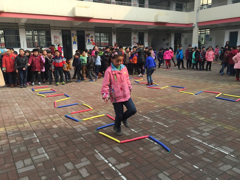 体育周活动作文600字(活动:踢毽子、跳绳接力跑、单人跑)