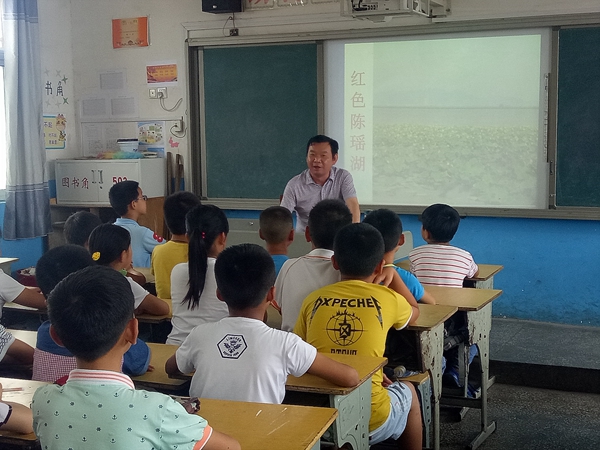 陈瑶湖镇文化站宣讲红色文化