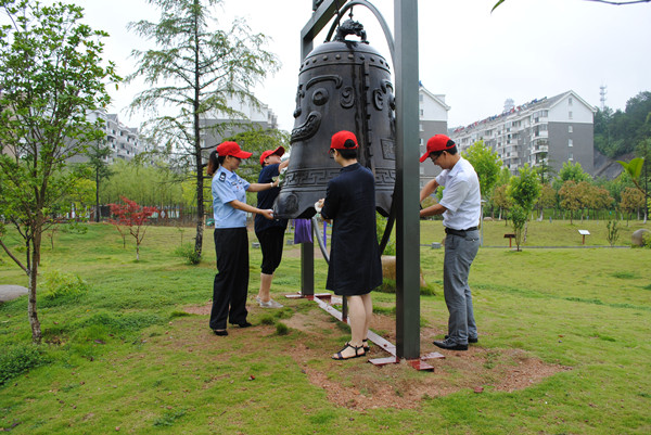 县司法局开展美化法治公园志愿活动