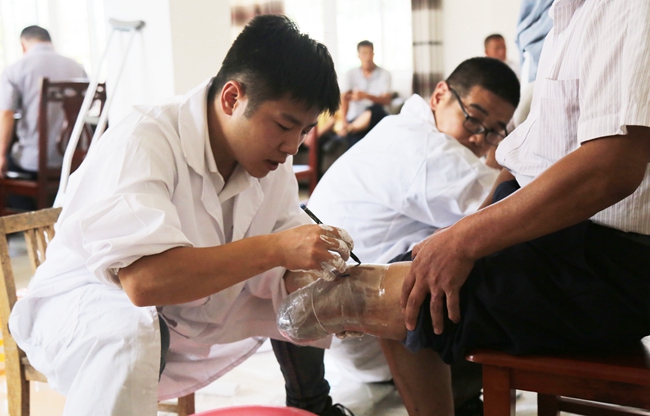 市残联为枞阳县残疾人免费安装假肢