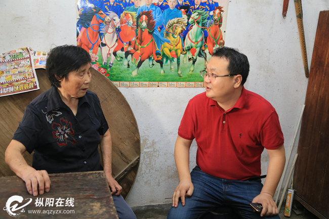 杨贤招看望慰问抗日英烈童长荣的养女童承英