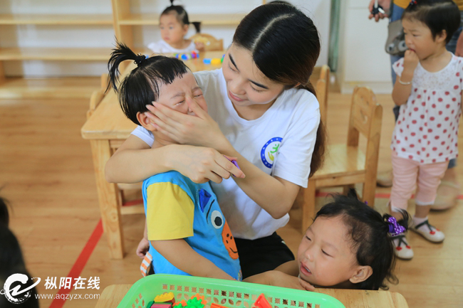 幼儿园开学第一天 宝宝入学众生相
