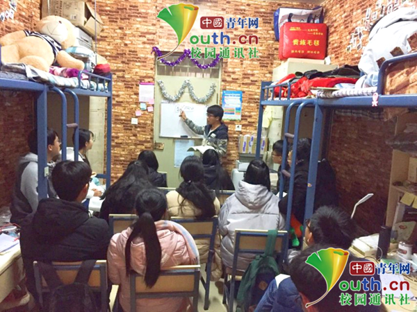 高校学霸宿舍开辅导班助力期末考 可免费听