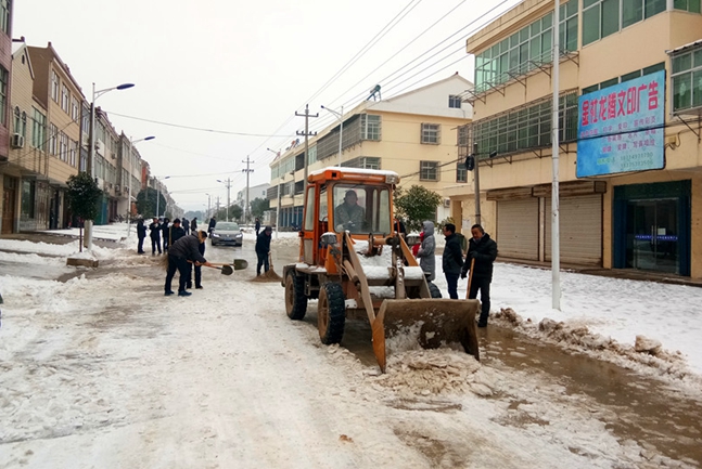 金社镇:吴明生自开铲车义务铲雪