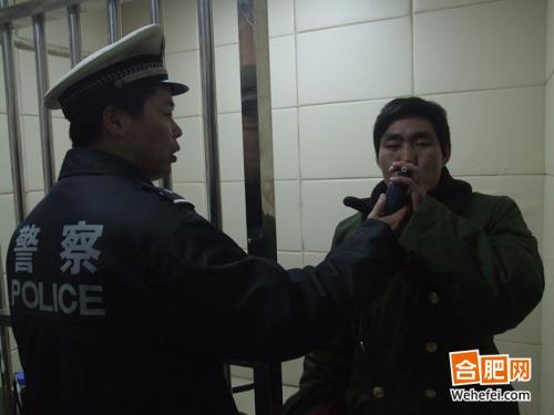 合肥网第e时间:无证酒驾被查 男子称活够了求
