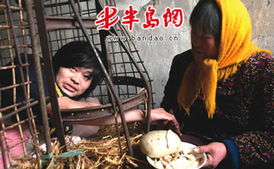 年轻小伙<em>被囚铁笼中</em>