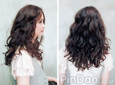 在发尾部分利用烫卷