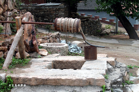 经过井绳上上下下的反复磨勒