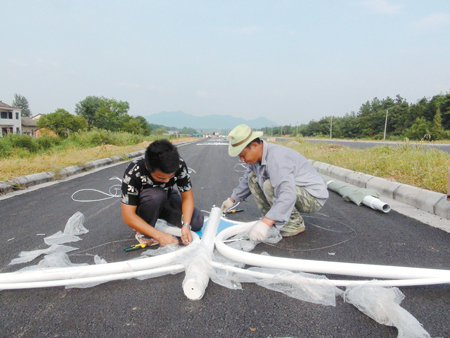 汪港公路--港口园区段路灯开始安装--中安在线